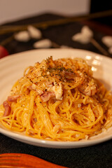 濃厚でクリーミーなタルタルソースのカルボナーラ、食欲をそそる絶品パスタ