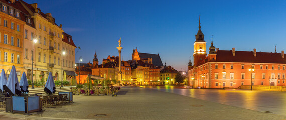 Obraz premium Panoramic view of Castle Square in Warsaw, Poland at dawn, featuring the Royal Castle and Sigismund's Column with historic buildings in the Old Town