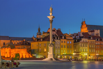 Obraz premium View of Castle Square in Warsaw, Poland at sunrise, with the Royal Castle and Sigismund's Column with historical buildings in the Old Town