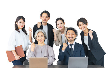 ガッツポーズする幅広い世代のビジネスパーソンのグループ