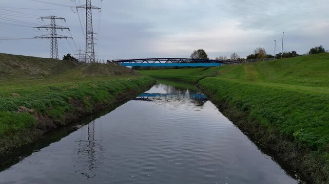 Flug &uuml;ber die renaturisierte Emscher an der neuen Fu&szlig;g&auml;ngerbr&uuml;cke in Essen Karnap vormals bekannt als der Schwarze Fluss von Essen