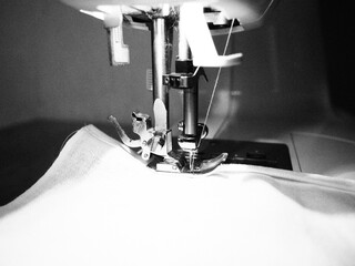 ミシンで縫い物/モノクロ