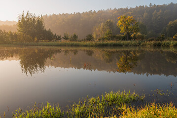 Piękny jesienny poranek nad wodą we mgle, tapeta tło.  © Elżbieta Kaps