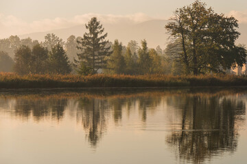 Piękny jesienny poranek nad wodą we mgle, tapeta tło.  © Elżbieta Kaps