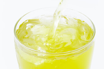 グラスに注ぐ冷たい緑茶のクローズアップ