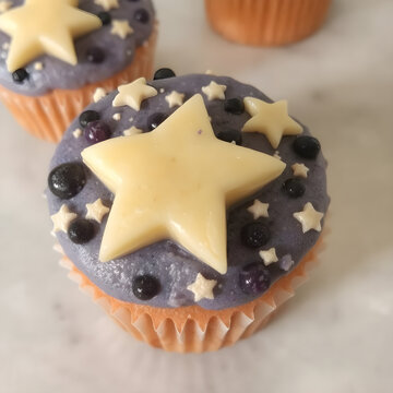 Unos cupcakes de mora azul con estrellas de mantequilla