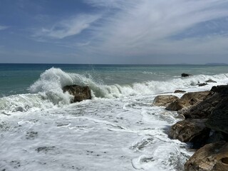 Dramatische Brandung an der griechischen Ägäis mit imposanten Felsformationen und kraftvollen Wellen