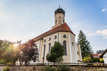 Fototapeta premium Rückansicht der Kirche St. Stephan in Rettenberg im Allgäu