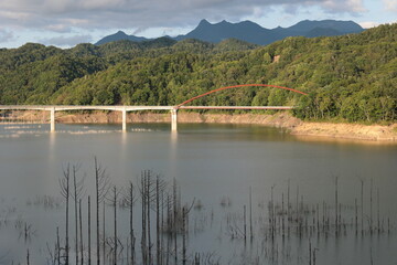 8月末の夕刻に訪れたシューパロ湖の様子と、遠くに雄々しくそびえる夕張岳