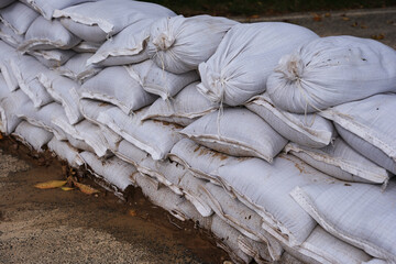 Barriere aus Sandsäcken auf einer Straße