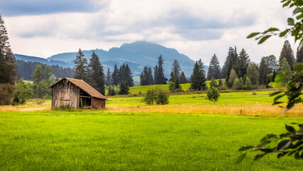 Eine kleine Scheune auf der Nordseite vom Rottachsee / Rottachspeicher in der Nähe des Rundweges