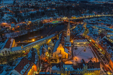 Abenddämmerung über der Innenstadt von Kempten im Allgäu im Winter