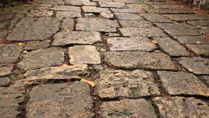  Pavimentazione fatta di ciottoli nella città di San Marino, texture di una strada in pietra