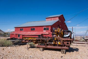 Obraz premium Old abandoned silver mine in Tonopah, Nevada. Rusty buildings and machines