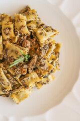 Raviolo del Plin Piemontese con macinato di carne e tartufo nero servito come primo piatto in un ristorante elegante