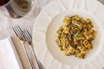 Raviolo del Plin Piemontese con macinato di carne e tartufo nero servito come primo piatto in un ristorante elegante