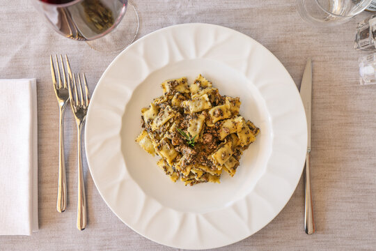 Raviolo del Plin Piemontese con macinato di carne e tartufo nero servito come primo piatto in un ristorante elegante