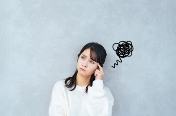 困った表情の女性