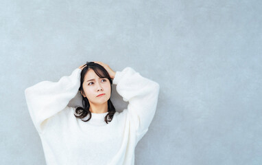 頭を抱える女性