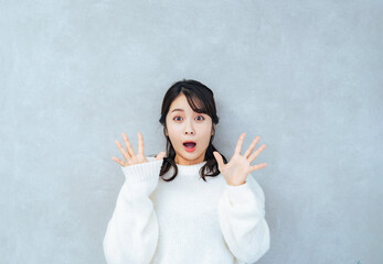 びっくりする女性