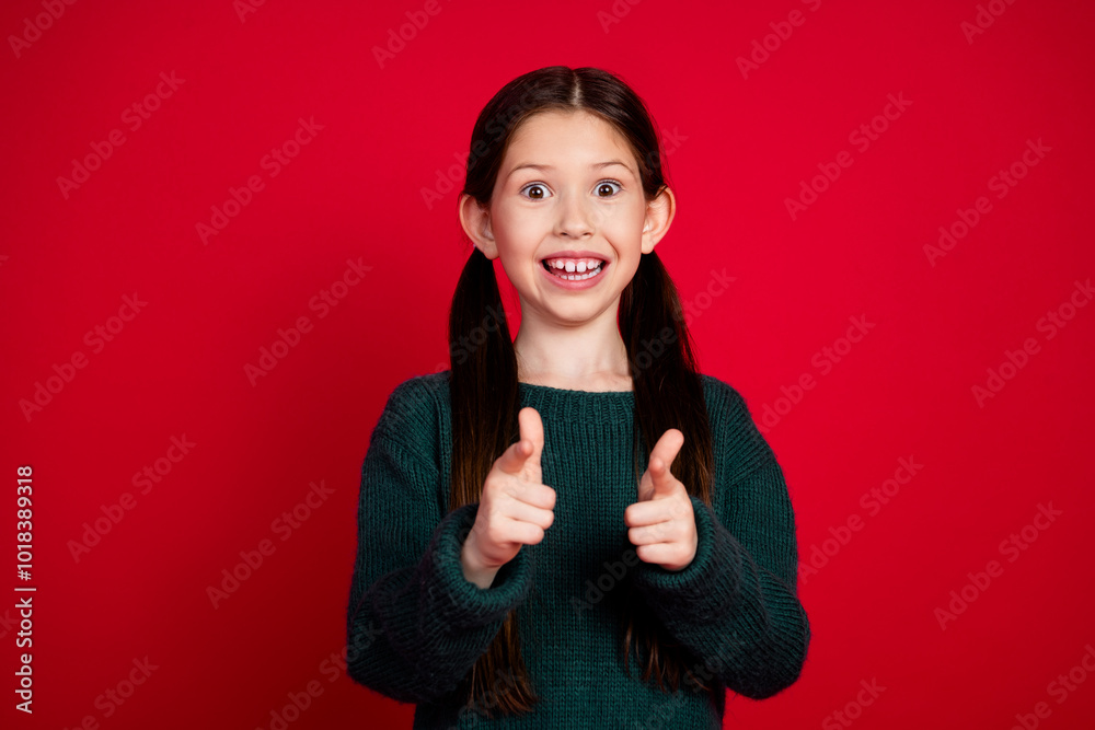 Poster Photo portrait of charming little girl excited point you camera dressed green christmas garment celebrate winter holidays on red background