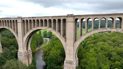 Fototapeta premium The Tunkhannock Creek Viaduct is a historic railroad bridge in Pennsylvania, renowned for being the world’s largest reinforced concrete bridge completed in 1915