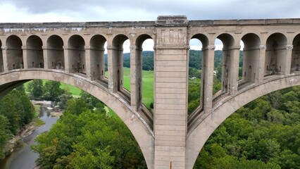Fototapeta premium The Tunkhannock Creek Viaduct is a historic railroad bridge in Pennsylvania, renowned for being the world’s largest reinforced concrete bridge completed in 1915