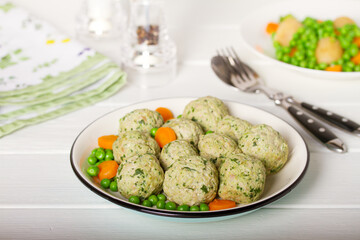 Turkey and spinach meatballs with vegetables