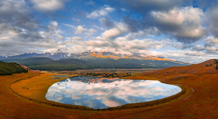Fototapeta premium Beautiful landscape crystal clear mountain lake with sky reflection, autumn Altai