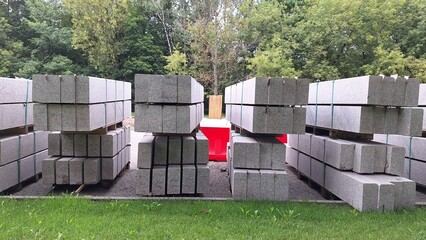 Obraz premium Concrete blocks stacked on pallets in outdoor storage area