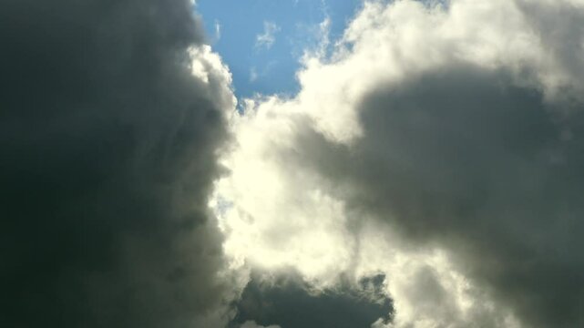 灰色の雲の奥に見える青空