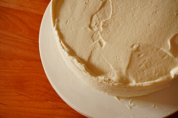 スポンジケーキに生クリームでデコレーションしているところ。