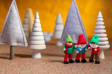 Weihnachten Deko Filbzbäume, Holzbäume, Stillleben; Kinder