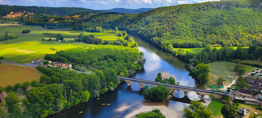 La rivière Dordogne, dans le Périgord en France, vue du Château de Castelnaud-la-Chapelle