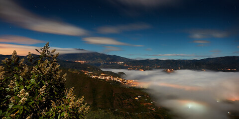 Cielo nocturno desde la montaña durante una toma de larga exposición