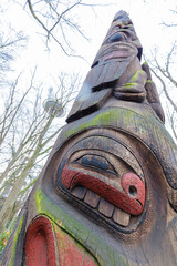 Totem de madera en medio de árboles