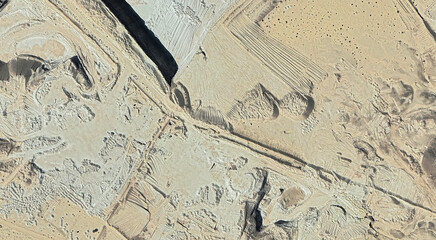 Obraz premium The landscape of the sandy desert in Qatar from a bird's eye view