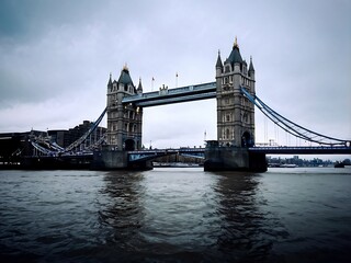 Obraz premium Tower Bridge Over the Thames on a Cloudy Day