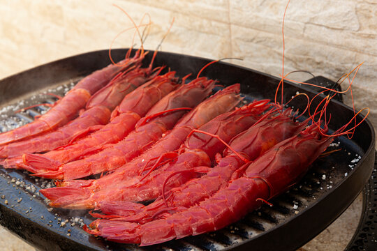Plancha de asar con carabineros frescos.