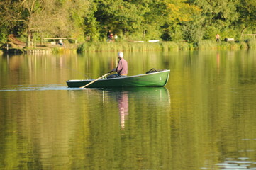 Momente der Ruhe: ein älterer Herr in seinem Boot auf dem See.