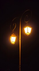 Lampadaires anciens qui éclairent dans la nuit