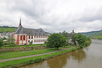 Naklejka premium Bernkastel-Kues by the River Mosel in Germany