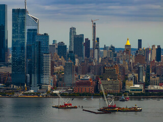 Fototapeta premium Construction on the Hudson River with NYC Skyline