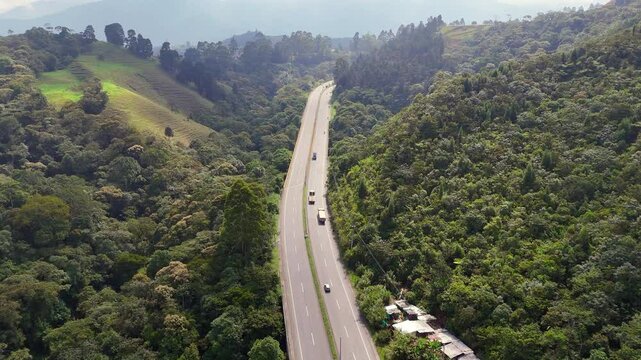 Video a&eacute;reo realizado en zona rural entre los municipios de Caldas y Amag&aacute;, en el que se observa la carretera conocida como Conexi&oacute;n Pac&iacute;fico 1.