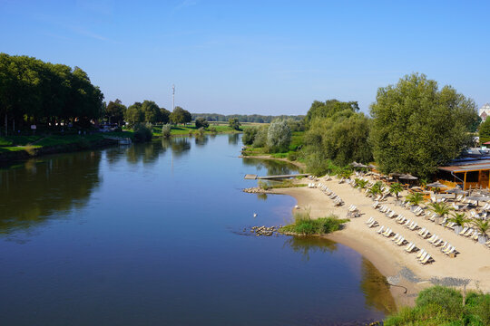 Blick auf die Weser und die Beach Oase mit Strand und Liegest&uuml;hlen am Ufer in Rinteln in Niedersachsen