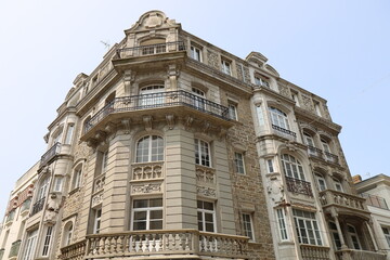 Fototapeta premium Bâtiment typique, vue de l'extérieur, ville de Dinard, département d'Ille et Vilaine, Bretagne, France