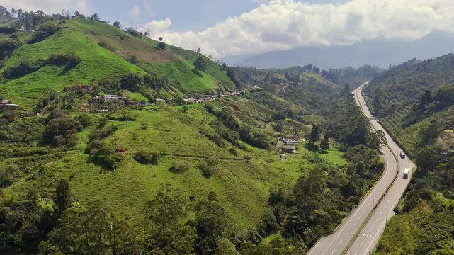 Video a&eacute;reo realizado en zona rural entre los municipios de Caldas y Amag&aacute;, en el que se observa la carretera conocida como Conexi&oacute;n Pac&iacute;fico 1.