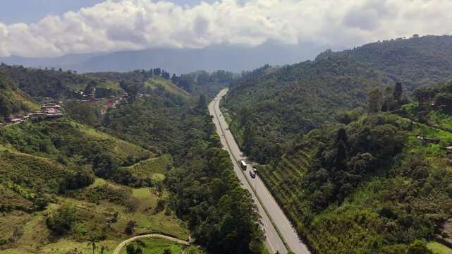 Video a&eacute;reo realizado en zona rural entre los municipios de Caldas y Amag&aacute;, en el que se observa la carretera conocida como Conexi&oacute;n Pac&iacute;fico 1.