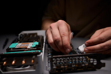 Assembling a graphics card equipped with an advanced and highly efficient cooling system