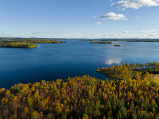 Obraz premium A lake near Rovaniemi, Apukka from above in the autumn colors
